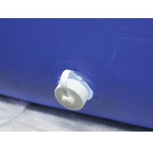 Detailaufnahme eines blauen Wasserlagertanks mit Verschluss