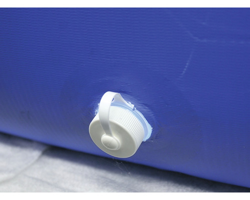 Detailaufnahme eines blauen Wasserlagertanks mit Verschluss