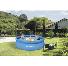 Familienpool im Garten mit spielenden Personen