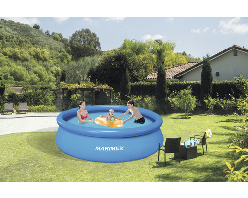 Familienpool im Garten mit spielenden Personen