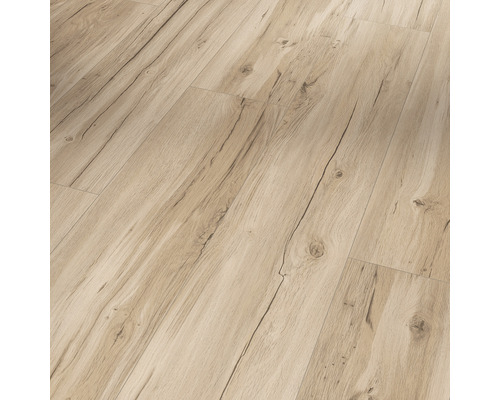 Nahaufnahme von Laminatboden mit Holzoptik.