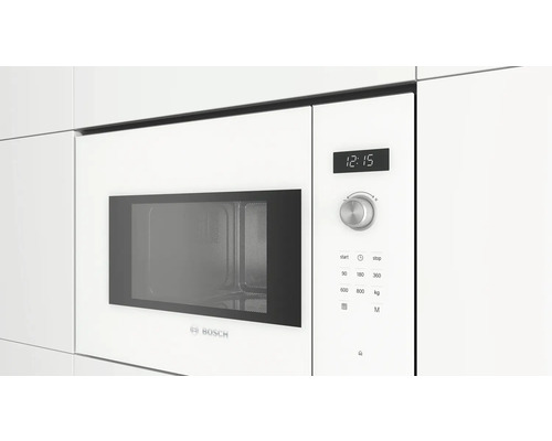 Eingebaute Bosch Mikrowelle in weißer Küche