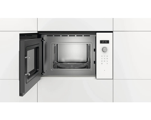 Einbau Mikrowelle Bosch BFL524MW0 BxHxT 59,4 x 38,2 x 31,7 cm Eingebaute Mikrowelle mit offener Tür in einer Küche