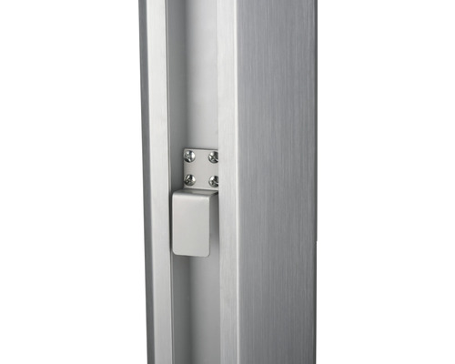 Detailansicht eines Edelstahl-Türrahmens mit Befestigung