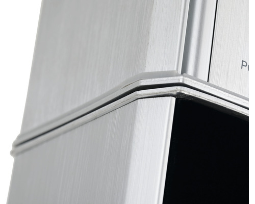 Detailaufnahme eines silberfarbenen Gehäuses mit Metalleffekt