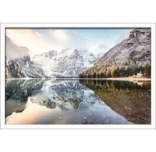 Berglandschaft mit See und Spiegelung im Wasser