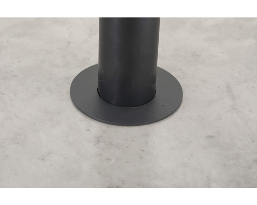 Detailansicht eines Pfostenfußes aus Metall