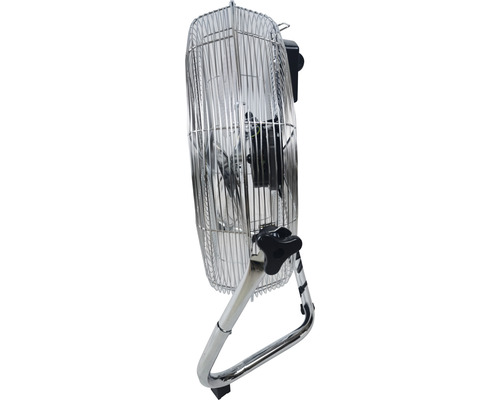Chromfarbener Standventilator mit Schutzgitter