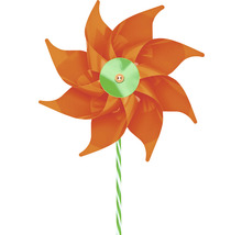 Orangefarbenes Windrad mit grün-weiß gestreiftem Stab