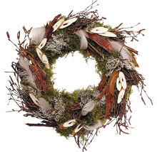 Dekorativer Türkranz aus Ästen, Moos und Federn