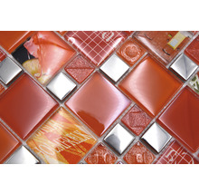 Mosaikfliesen mit quadratischen und rautenförmigen Elementen