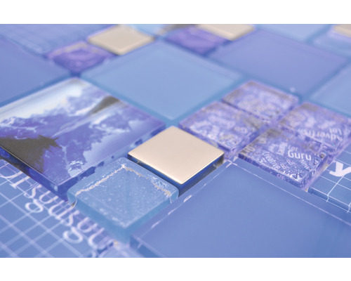 Nahaufnahme von blauen Glasmosaikfliesen mit verschiedenen Mustern