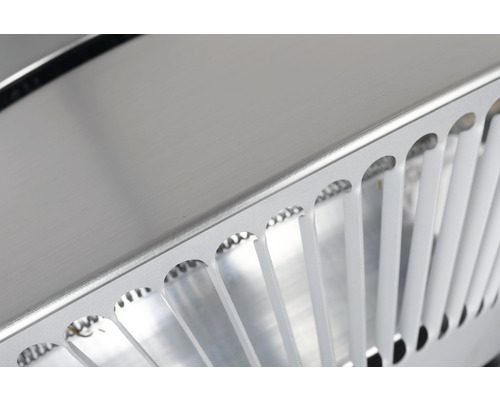 Detailansicht einer silberfarbenen Gehäuseoberfläche mit Lüftungsschlitzen