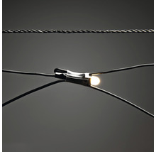 Detailaufnahme einer Lichterkette mit einer leuchtenden Glühbirne