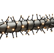 Lichterkette mit warmweißen Lichtern um einen Pfosten gewickelt