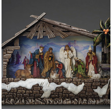 Weihnachtskrippe mit Figuren unter einem Holzdach