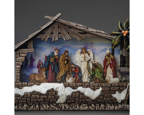 Weihnachtskrippe mit Figuren unter einem Holzdach