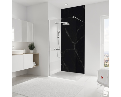 Badezimmer mit Duschabtrennung, Armatur und schwarzer Duschwand