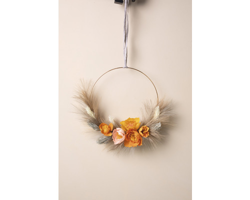 Dekorativer Ring mit Federn und künstlichen Blumen für Wanddekoration
