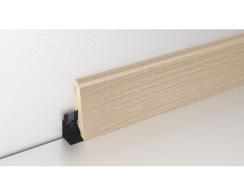 Sockelleiste aus Holz mit Clipbefestigung an der Wand