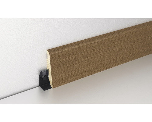 Sockelleiste mit Befestigungsclips an der Wand