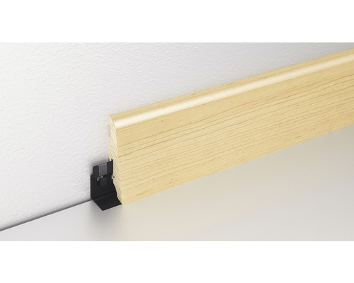 Holzfußleiste mit Befestigungsclips an Wand und Boden