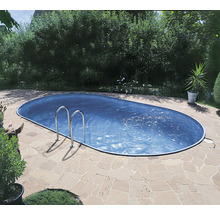 Ovaler Pool mit Leiter im Garten
