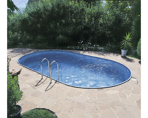 Ovaler Pool mit Leiter im Garten