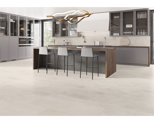 Helle Küche mit Kücheninsel, Barhockern und grauen Schränken