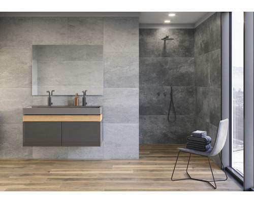 Modernes Badezimmer mit Doppelwaschtisch, Spiegel, Dusche und Stuhl