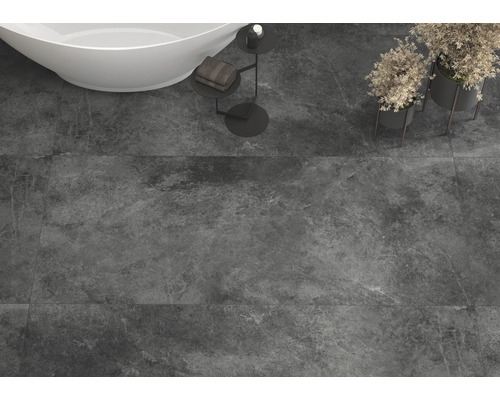 Badezimmer mit Badewanne und Bodenfliesen in Steinoptik