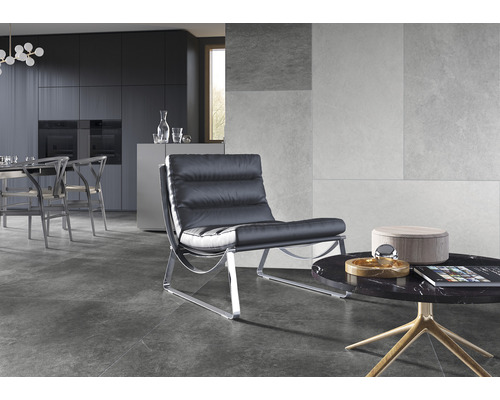 Modernes Wohnzimmer mit schwarzen Möbeln, Fliesenboden und Akzentwand