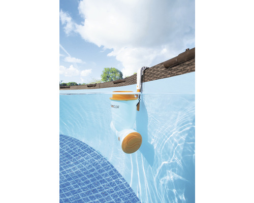 Pool Skimmer im Schwimmbecken