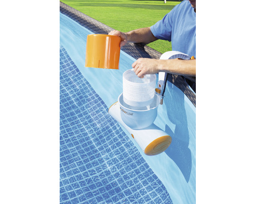 Person setzt Poolreiniger zusammen