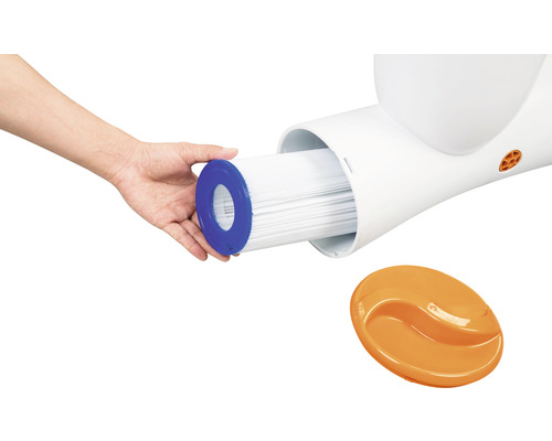 Hand setzt Pool Filterpatrone in Filteranlage ein