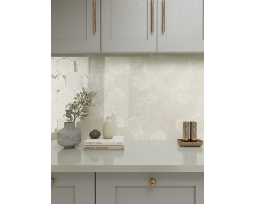 Küchenszene mit sechseckigen Wandfliesen und Dekorationselementen