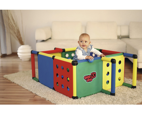 Kind in einem bunten Quadro Spielplatz im Innenbereich