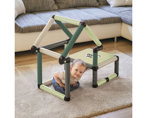 Kinderspielhaus mit Tisch aus Kunststoffrohren und einem Kind