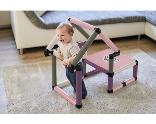 Kleinkind spielt mit einem Go-O-Done Kinderspielhaus und Stuhl auf einem Teppich