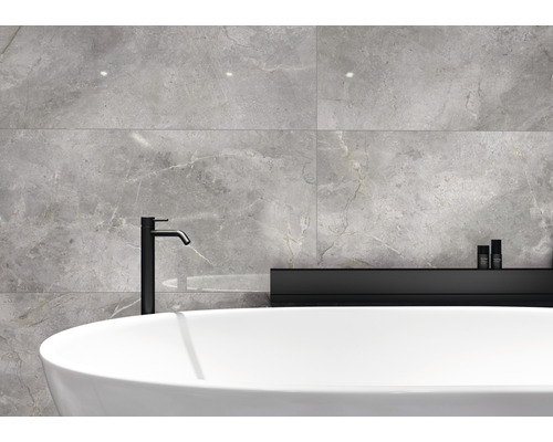 Modernes Badezimmer mit grauen Fliesen in Marmoroptik, Armatur und Badewanne