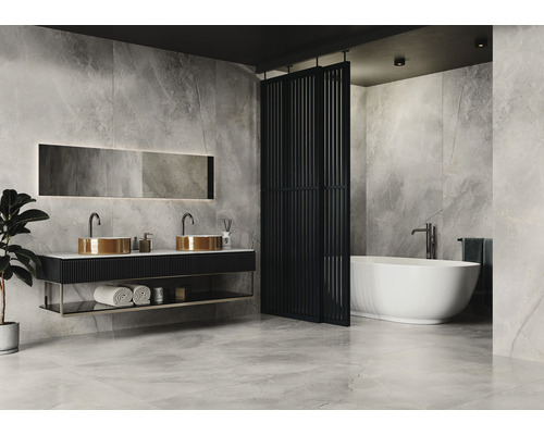 Modernes Badezimmer mit Doppelwaschtisch, Spiegel, Raumteiler und Badewanne.