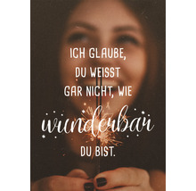 Frau hält Wunderkerze mit Text: Ich glaube, du weisst gar nicht, wie wunderbar du bist