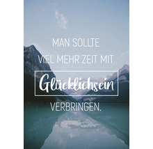 Motivationsbild mit Berglandschaft und dem Schriftzug Man sollte viel mehr Zeit mit Glücklichsein verbringen.