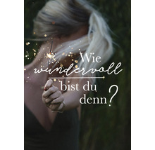 Frau hält Wunderkerze mit dem Text: Wie wundervoll bist du denn?