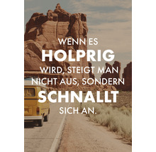 Szene mit gelbem Kleinbus auf einer Straße vor einer Felsformation und dem Text: Wenn es holprig wird, steigt man nicht aus, sondern schnallt sich an.