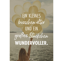 Frau hält Ballons mit der Aufschrift: Ein kleines bisschen älter und ein großes Stückchen wundervoller.