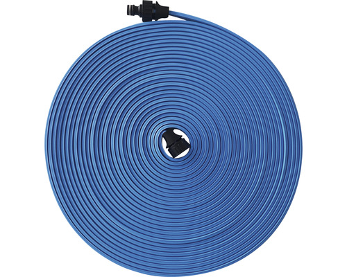 Aufgerollter, flacher Gartenschlauch mit Kupplung