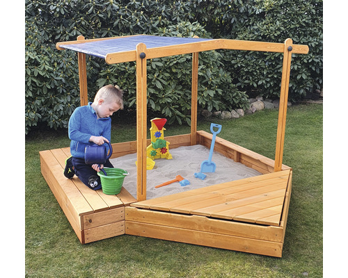 Sandkasten mit Abdeckung und Sonnenschutz mit spielendem Kind