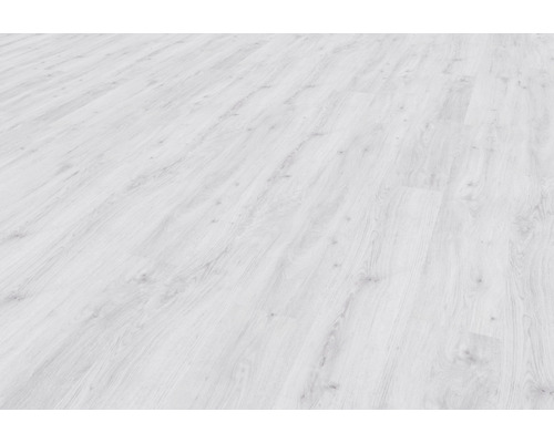Heller Laminatboden mit Holzoptik.