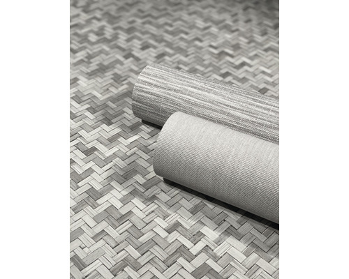 Zwei gerollte Teppiche auf einem geflochtenen Untergrund.